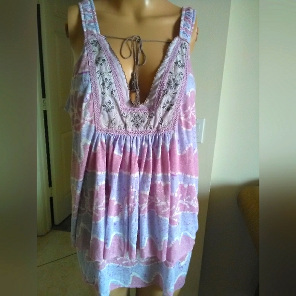 BNWT FREE PEOPLE TOP SZ.LG WHITE/ PURPLE LOW/ HIGH BUTTON BACK TASSEL ADORABLE - Picture 1 of 9